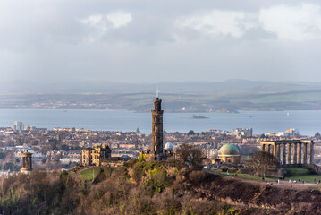 Naklejka premium Blick auf Calton Hill und die Edinburgh Bay
