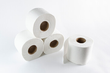 Papel de baño en fondo blanco