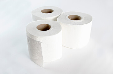 Papel de baño en fondo blanco