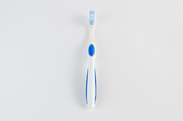 Cepillo dental en fondo blanco