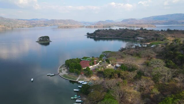 Lago de Suchitoto, con puerto San Juan, con peque&ntilde;as islas y monta&ntilde;as