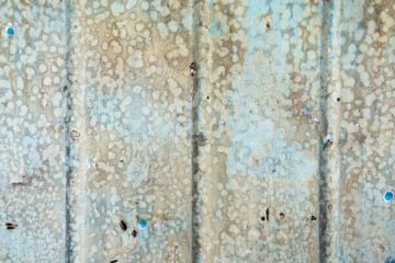 Pared artística de chapa oxidada de zinc pintada en celeste cielo estilo vintage para fondo