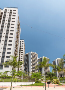 Man&Acirc;&nbsp;highlining&Acirc;&nbsp;between skyscrapers, Olympic Village, Barra&Acirc;&nbsp;Da&Acirc;&nbsp;Tijuca, Rio&Acirc;&nbsp;de&Acirc;&nbsp;Janeiro, Brazil