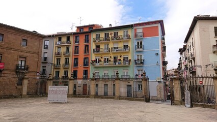 Immeubles colorés à proximité de la cathédrale Sainte-Marie, Pampelune, communauté autonome de Navarre, Pays Basque espagnol, Espagne.
