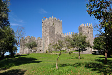 Castelo da cidade de Guimarães em Portugal, berço onde nasceu o país, local histórico 