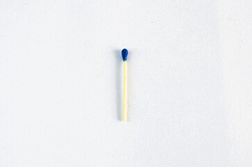 Cerillos en fondo blanco
