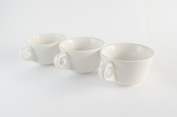 Taza  blanca en fondo blanco