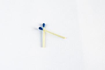 Cerillos en fondo blanco