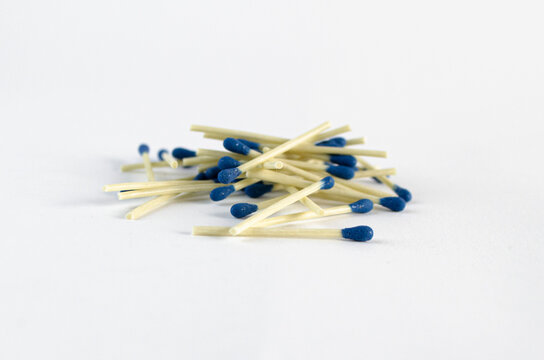 Cerillos en fondo blanco