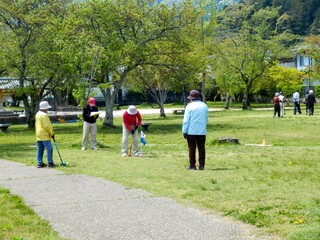 公園でゲートボールをする高齢者、グラウンドゴルフをする人達、日本の高齢者