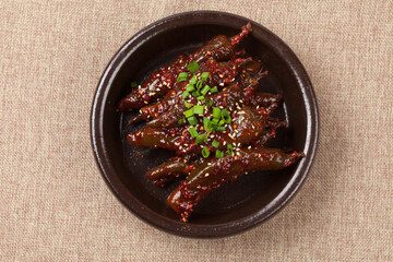 Food eaten by soaking red pepper in soy sauce, soybean paste, or red pepper paste.