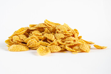 Ceral tipo corn flakes en fondo blanco