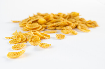 Ceral tipo corn flakes en fondo blanco