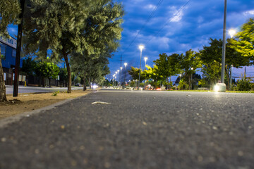ciclovía y el cielo nublado