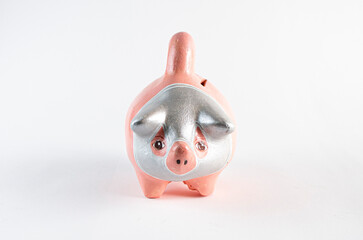 Cerdito de alcancía luchador en fondo blanco