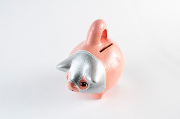 Cerdito de alcancía luchador en fondo blanco