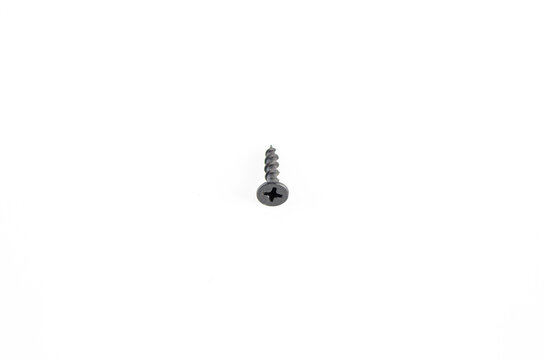 Tornillo en fondo blanco