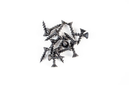 Tornillo en fondo blanco