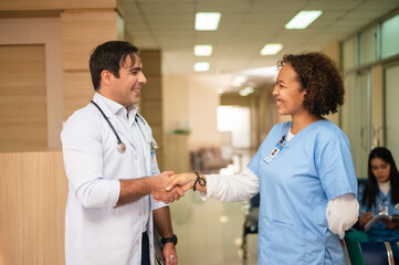 Obraz premium Doctor shake hand student success in education