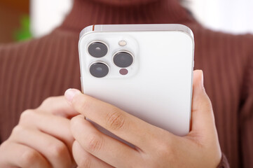 スマホの操作をする女性
