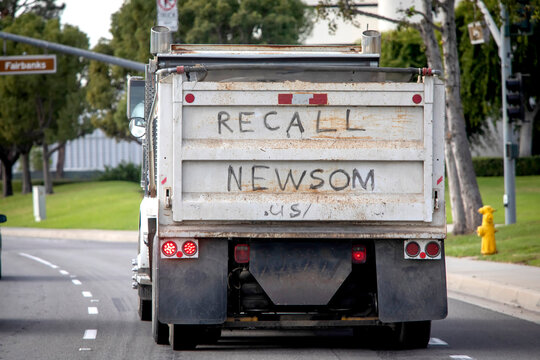 A Handwritten Sign On The Back Of A Truck Stating Recall Newsom