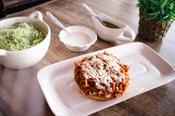 Tostada de tinga de pollo 