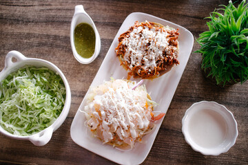 Tostada de pata de puerco y tostada de tinga 