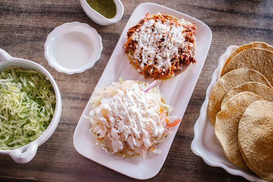 Tostada de pata y tostada de tinga de pollo 