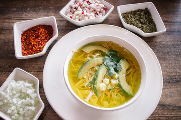 Pozole blanco con rábano, chile seco, orégano y cebolla 