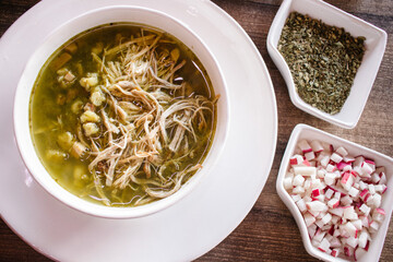 Pozole verde con rábano y orégano 