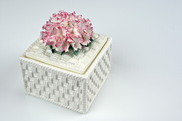 ボックス上にピンクの花陶器