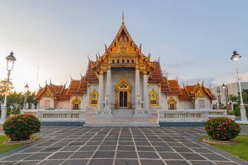 Obraz premium Beautiful Marble Temple, Wat Benchamabophit Dusitvanaram in Bangkok, Thailand.