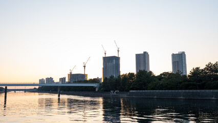 Obraz premium 川沿いに建設中のビル群