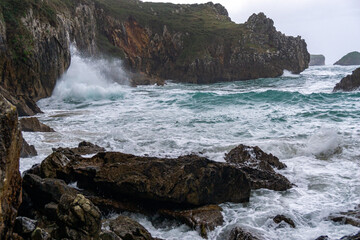 Olas rompiendo en los acantilados. Mar Cantábrico, Asturias, España.