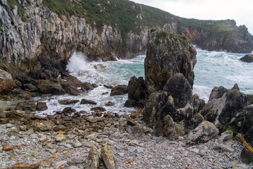 Olas rompiendo en los acantilados. Mar Cantábrico, Asturias, España.