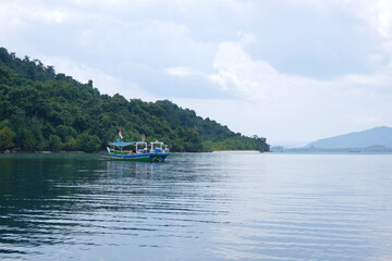 Naklejka premium boat on the lake