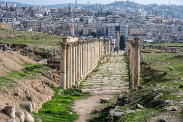 Fototapeta na wymiar picturesque ruins of an ancient Greek city near the city of Jerash in Jordan on a sunny day