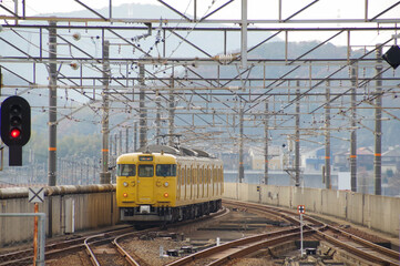 Obraz premium 瀬戸大橋線を走る普通列車