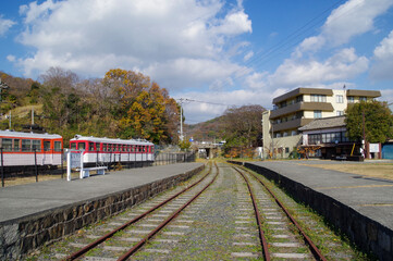 廃線後も残る下津井駅のプラットホームと車両