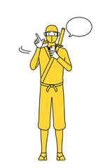 スマホを操作する忍者のコスプレをした男性