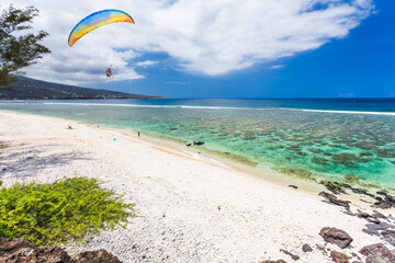 Parapente au-dessus du lagon de saint leu, île de la Réunion 