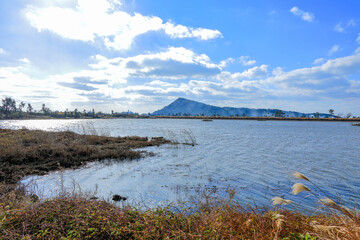 대한민국 제주도에 있는 용수 저수지 라고 부르는 저수지의 아름다운 풍경이다.