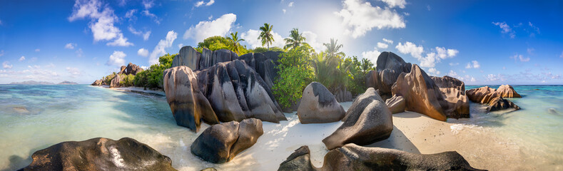 Panoramic view of Beach Anse Source d'Argent in morning light - La Digue, Seychellen
