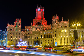 Fototapeta na wymiar town hall and plaza de cibeles at night illuminated in red