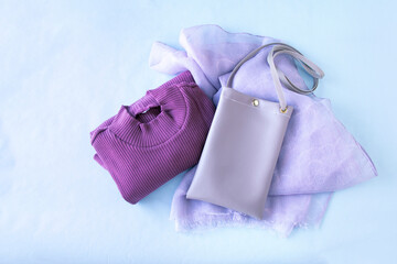 ベージュのスマホショルダー（スマホポシェット・スマホポーチ・サコッシュ）と薄紫のスカーフとシャツ