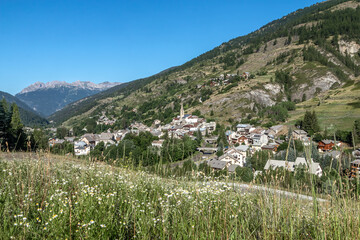 Fototapeta na wymiar Village d' Aiguilles et Dent de Ratier , Paysage du Queyras en été , Hautes-Alpes