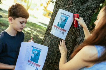 Children are looking for a missing dog, putting up posters.