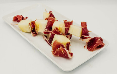 Racion de melon con jamon curado tipico de españa