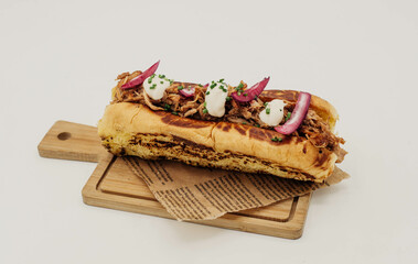 Bocadillo de pulled pork con cebolla y pan de mollete