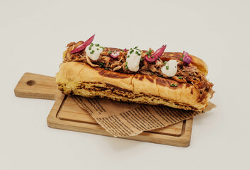 Bocadillo de pulled pork con cebolla y pan de mollete